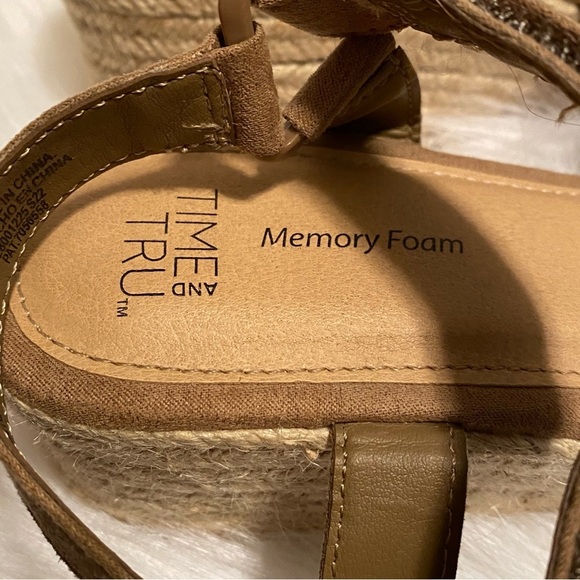 Time and Tru Brown Comfort Sandals with Criss-Cross Straps Women’s Size 7 - Picture 2 of 9